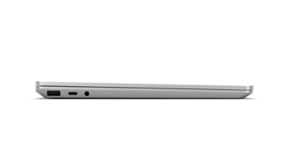 Se muestra Surface Laptop Go 3 en desde el ángulo lateral derecho con el dispositivo cerrado.