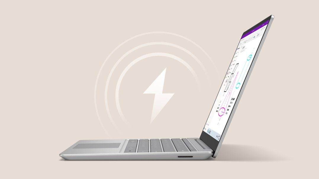 Vista laterale di un dispositivo Surface Laptop Go 3 Platino, con l'app OneNote sullo schermo e un'icona di ricarica sospesa sopra il dispositivo.