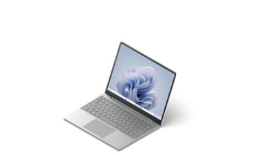 Eine Dreiviertelansicht eines Surface Laptop Go 3 in Platin.