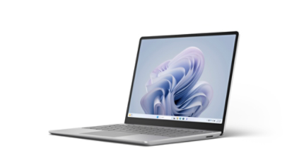 Se muestra Surface Laptop Go 3 desde la parte frontal y laterales izquierdos en con una flor de Windows en la pantalla.