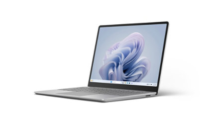 Vista anteriore e laterale sinistra di un dispositivo Surface Laptop Go 3 con un fiore di Windows sullo schermo.