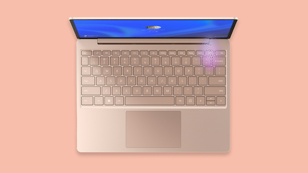 砂岩金 Surface Laptop Go 3 的俯視圖，鍵盤右上角發光的是指紋辨識器。