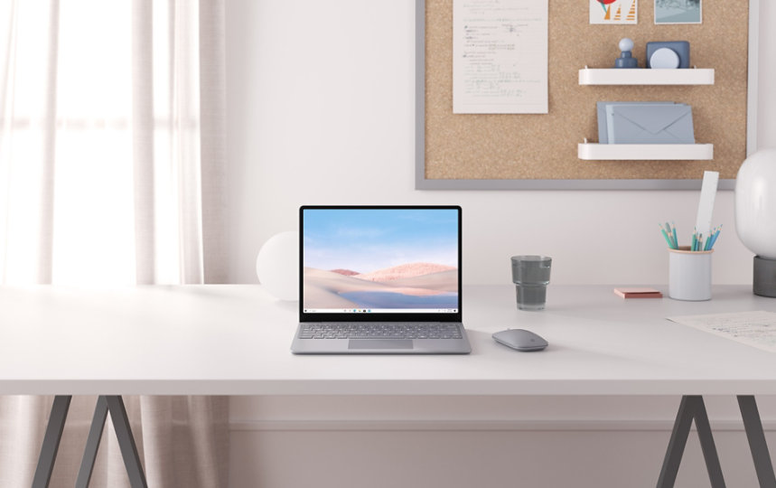 机上の Surface Laptop Go と Surface モバイル マウス。