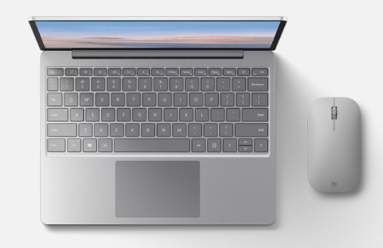 Un Surface Mobile Mouse wireless in platino mostrato accanto a Surface Laptop Go.