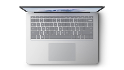 يظهر جهاز Surface Laptop Studio 2 من زاوية علوية مع عرض لوحة المفاتيح ولوحة اللمس.