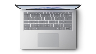 Se muestra Surface Laptop Studio 2 desde un ángulo superior con el teclado y panel táctil visibles.