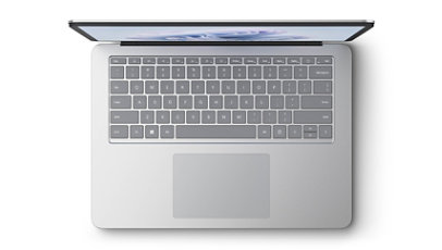 Surface Laptop Studio 2 visas från en vinkel ovanifrån med tangenbordet och pekplattan synliga.