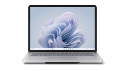 正面展示採用膝上型電腦模式的 Surface Laptop Studio 2，螢幕上顯示 Windows 花朵。