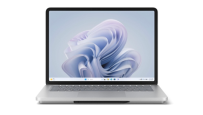 Se muestra Surface Laptop Studio 2 desde la parte frontal en modo portátil con una flor de Windows en la pantalla.
