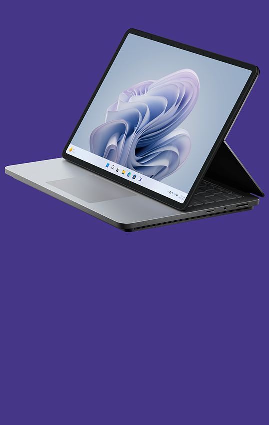 Viisto sivunäkymä Surface Laptop Studio 2 -laitteesta, jonka näytössä on Windows-kukka.