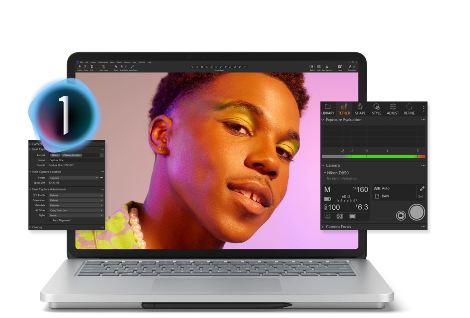 Surface Laptop Studio 2 que muestra un joven en la pantalla del dispositivo con elementos de menú de Capture One que saltan de la pantalla.