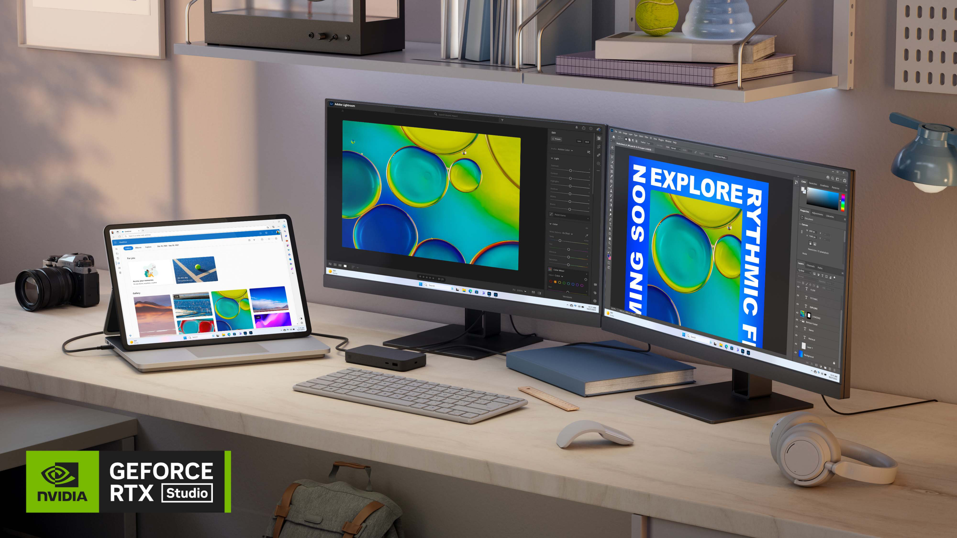 Surface Laptop Studio 2 på et træskrivebord, der strømfører to eksterne skærme sammen med et eksternt tastatur, mus og hovedtelefoner.