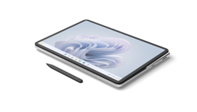 Surface Laptop Studio 2가 스튜디오 모드로 되어 있고 화면에는 Windows 블룸이 표시되며 디바이스 옆에는 슬림 펜 2가 놓인 모습.