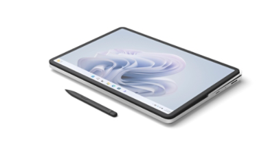 Se muestra Surface Laptop Studio 2 en modo Estudio con una flor de Windows en la pantalla y Slim Pen 2 al lado del dispositivo.