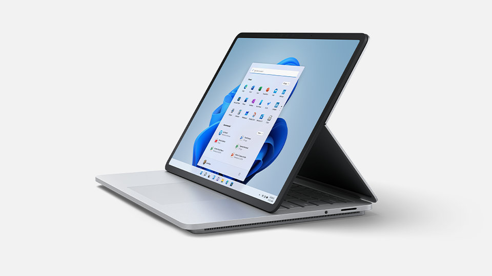 Surface Laptop Studio in modalità tela digitale con Microsoft 365.