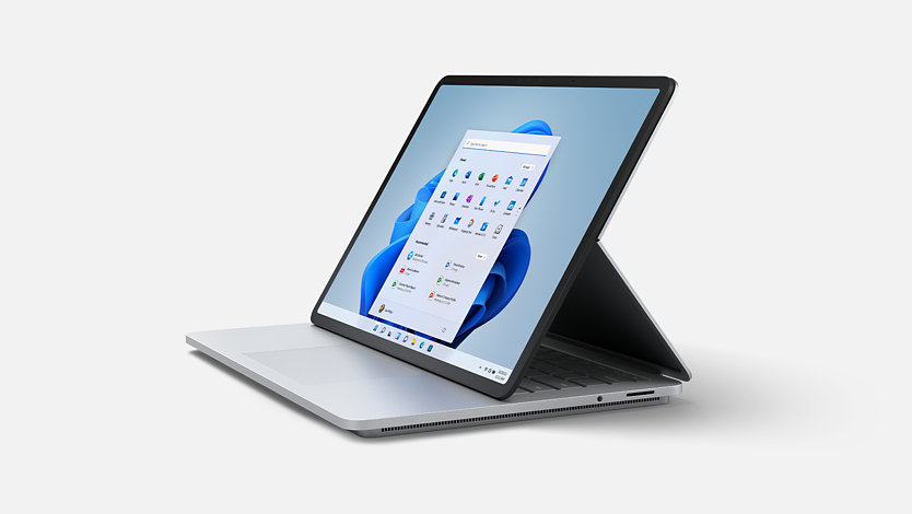 Surface Laptop Studio in modalità tela digitale, appoggiato al cavalletto.