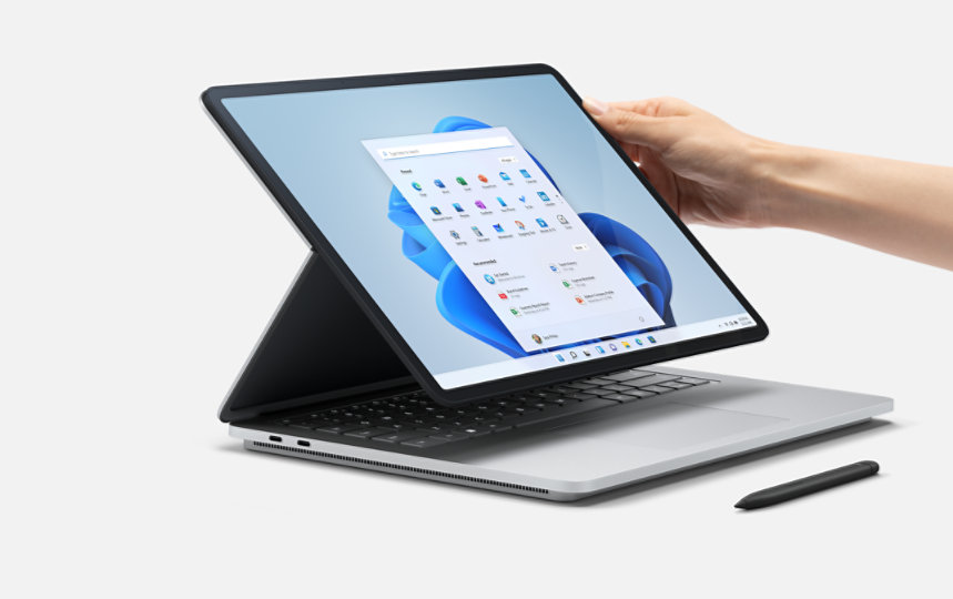 La mano di una persona che tiene il bordo dello schermo di Surface Laptop Studio con una penna per Surface in primo piano.