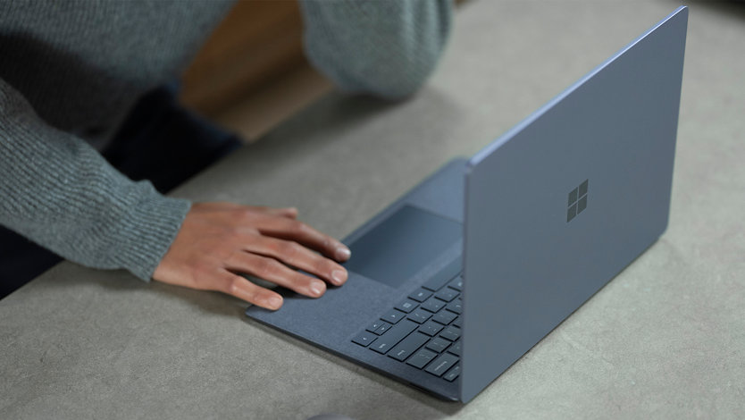 Bovenaanzicht van Surface Laptop 4 voor zakelijk gebruik op een bureaublad.