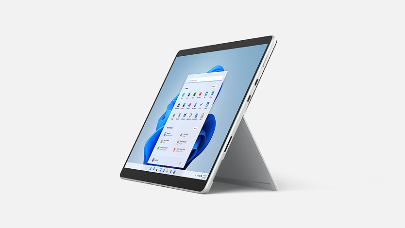 Surface Pro 8 im Tablet-Modus auf dem Klappständer.