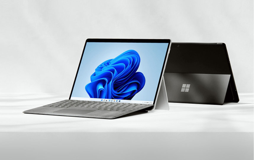 背面と前面図を示す、2 台の開いた Surface Pro 8 デバイス。
