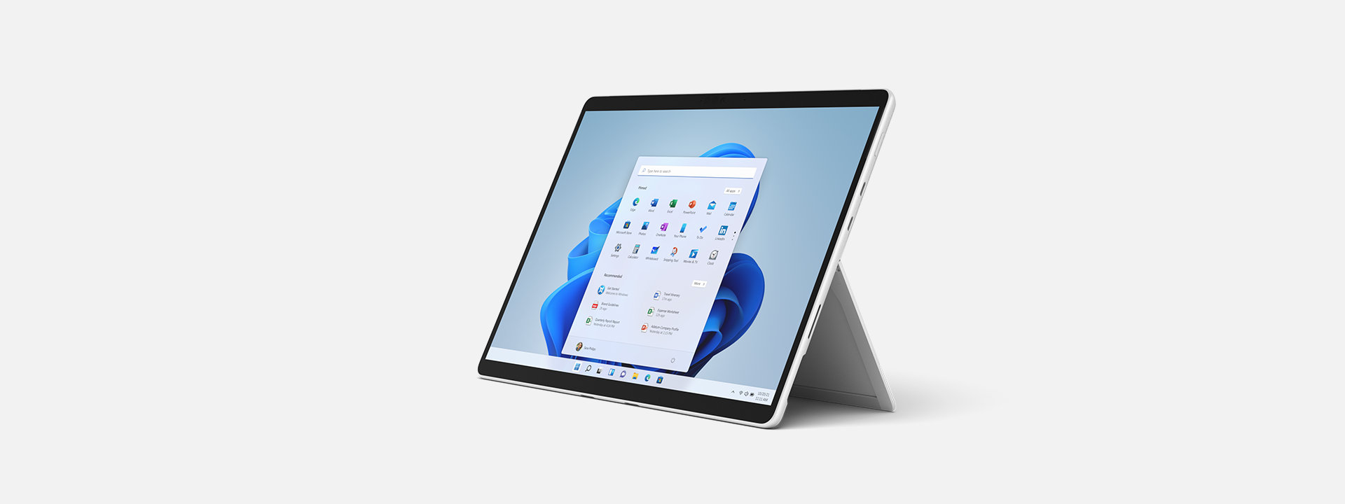 Surface Pro 8 pour les entreprises avec le pied intégré ouvert.