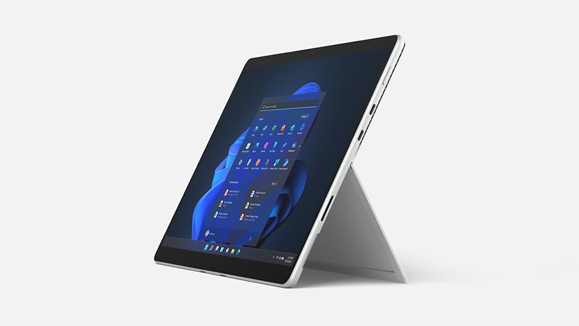 En Surface Pro 8 för företag med utfällt stöd och en bild på bildskärmen.