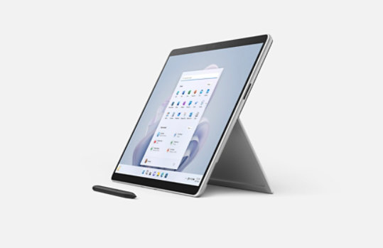 正面から見た 5G 対応 Surface Pro 9 (プラチナ) とスリム ペン 2 の機能のレンダー画像。
