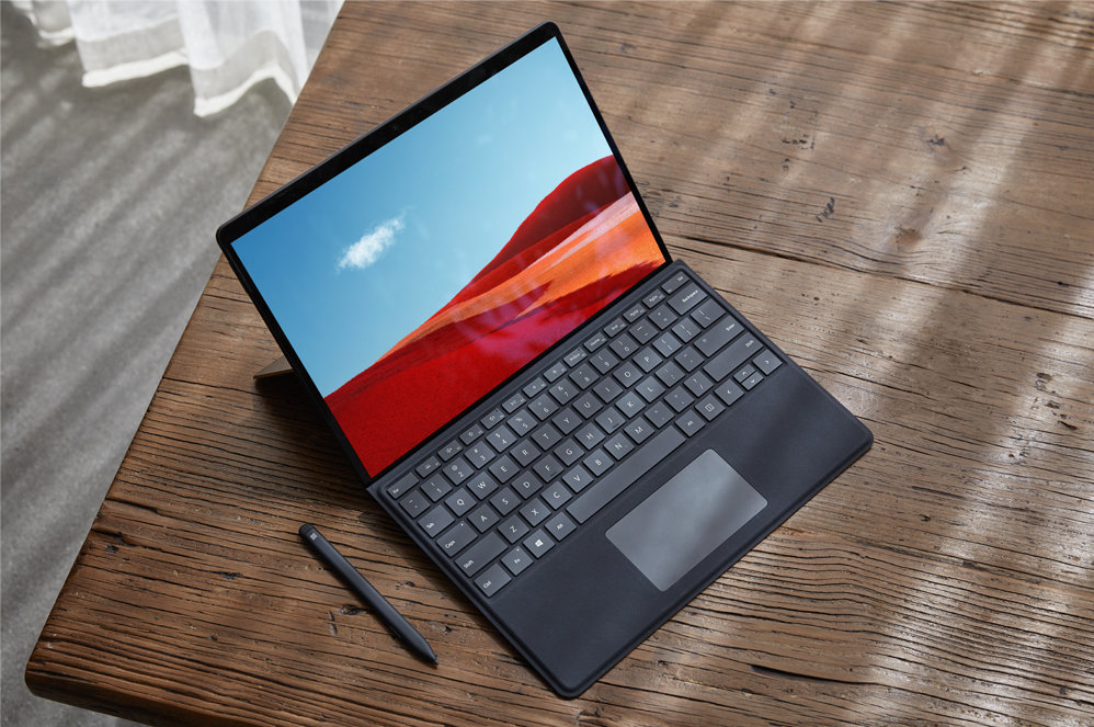 Surface Pro X en mode portable avec un clavier attaché.