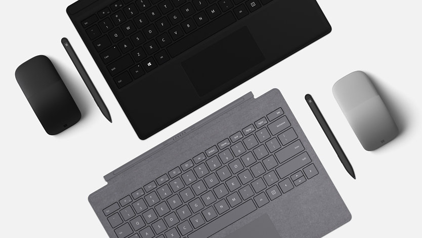 Surface キーボード カバー、マウス、およびペンの上から見る。