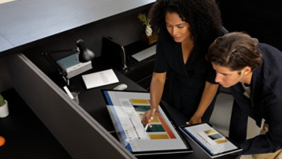 Deux personnes qui interagissent avec l'ordinateur Surface Studio 2