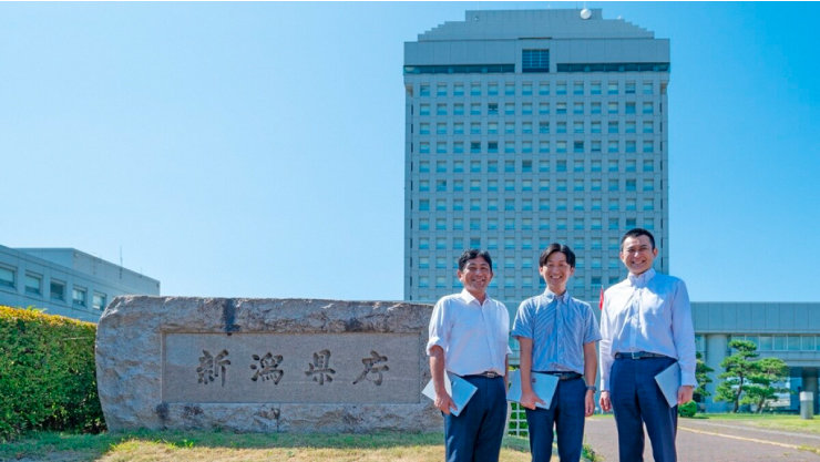 建物の外に立つ3人の男性 新潟県庁