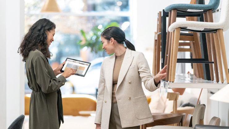 女性2人が Surface Go 4 で確認している