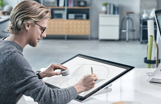 Eine Person arbeitet mit einem Surface Dial