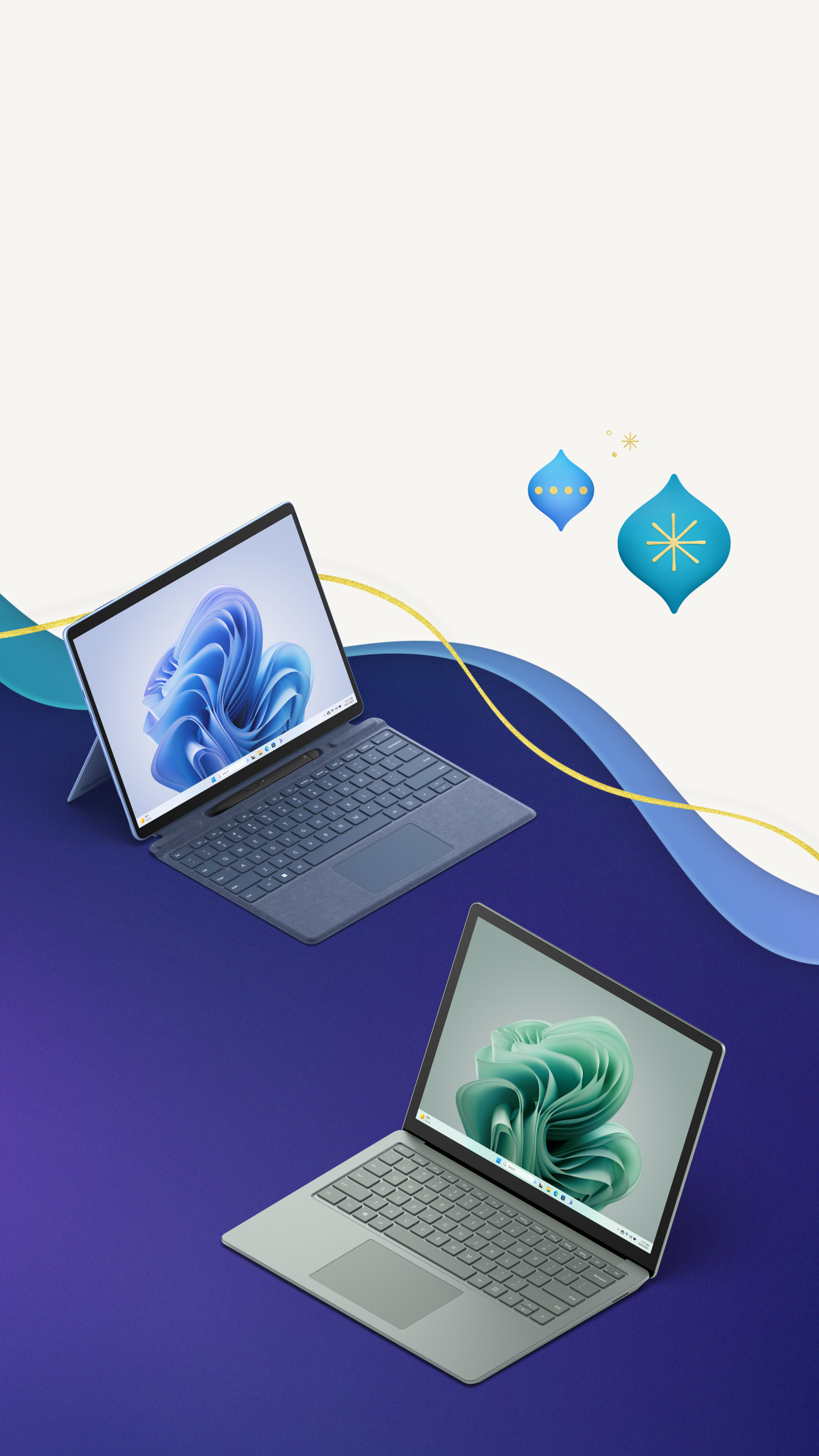 Blaue und goldene Bänder umrahmen zusammen mit einigen Ornamenten ein Surface Laptop 5 in Salbei, ein Surface Pro 9 in Saphirblau mit einem angebrachten Pro Signature Keyboard und Surface Slim Pen 2