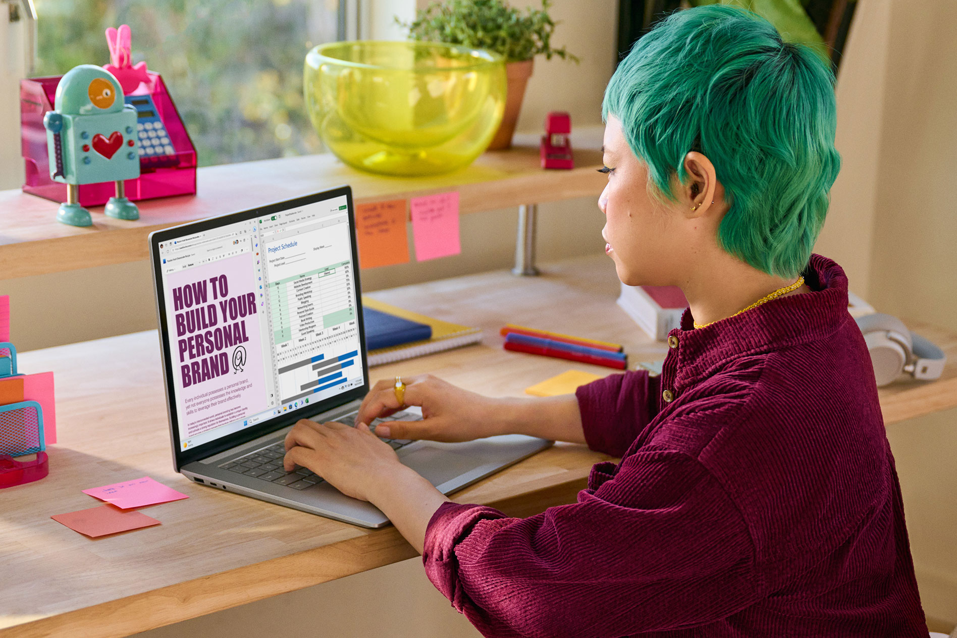 Una persona joven trabaja en su escritorio haciendo tareas escolares, con varias apps en la pantalla de su Surface Laptop 5.