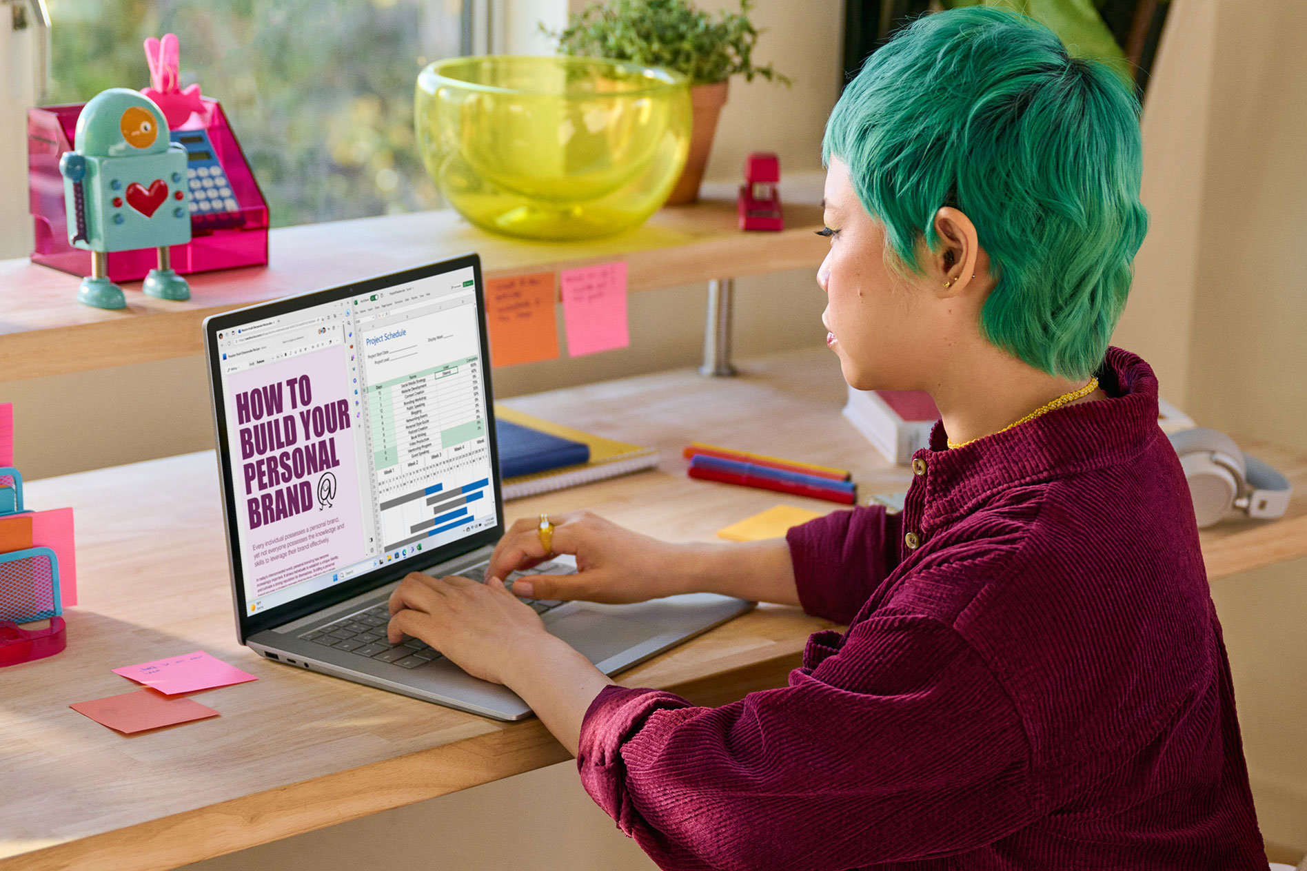 Uma pessoa jovem sentada à secretária a fazer trabalhos de casa com diversas aplicações apresentadas no ecrã do seu Surface Laptop 5.