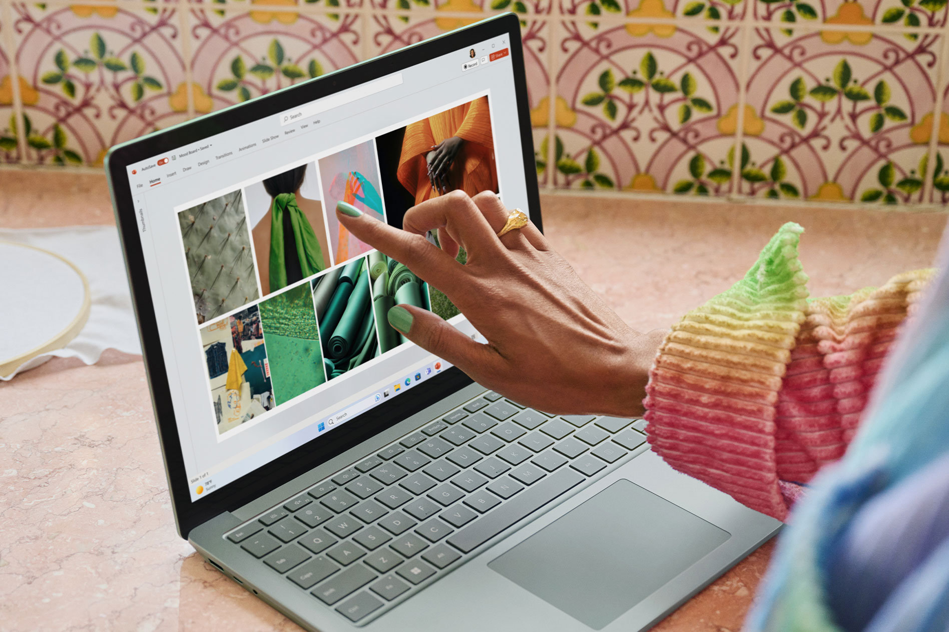 Nahaufnahme einer Person, die mit dem Touchscreen ihres Surface Laptop 5 interagiert.