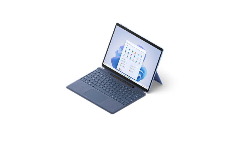Vista área de tres cuartos de Surface Pro 9 en zafiro con una Funda con teclado para Surface conectada.