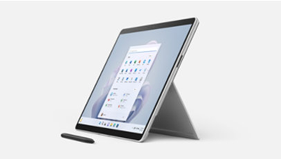 Vista 3/4 do Surface Pro 9 com o suporte kickstand aberto e uma Surface Slim Pen 2 em frente.
