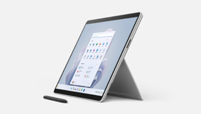 Surface Pro 9, vanuit een driekwartaanzicht afgebeeld met de standaard uitgeklapt en de Surface Slim Pen 2 ervoor.