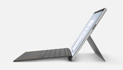 Surface Pro 9, vanaf de zijkant afgebeeld met een gekoppelde type cover en de standaard uitgeklapt.