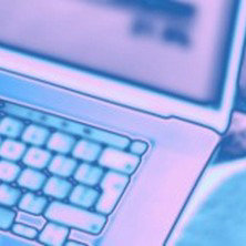 ノートパソコンのキーボードと画面のクローズアップ。