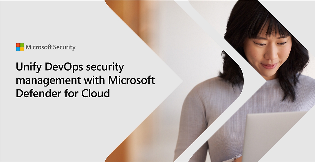 Et billede med titlen "Samlet DevOps-sikkerhedsstyring med Microsoft Defender for Cloud" ved siden af en kvinde, der smiler, mens hun kigger på sin bærbare computer.