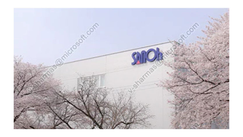 三桜工業株式会社のロゴが設置されたビルと桜の木
