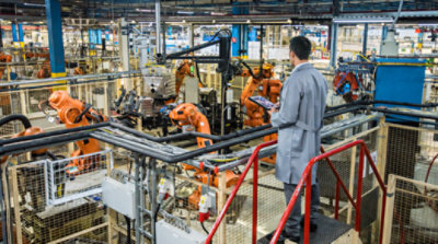 Eine Person, die HoloLens 2 trägt, um Details zur Montage eines Generators zu sehen