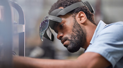 Menschen, die in einem Lager an Hubschrauberteilen arbeiten.