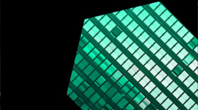 Eine Person, die nach unten auf ein Tablet schaut