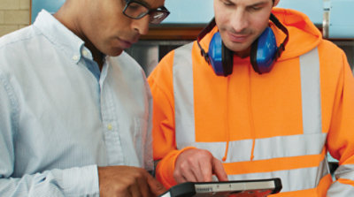 Eine Person, die nach unten auf ein Tablet schaut