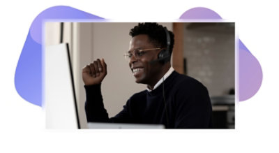 Un sorridente rappresentante del servizio clienti indossa cuffie con microfono.