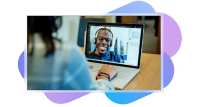 Mani appoggiate su un laptop con visualizzata una chiamata Teams con la chat sul lato destro.